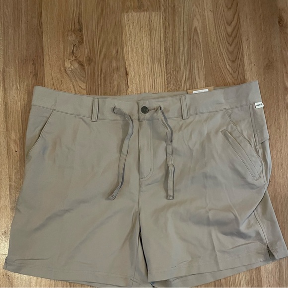 NWT Magellan Outdoors Women's Cargo Shorts in Light Gray - Picture 1 of 3